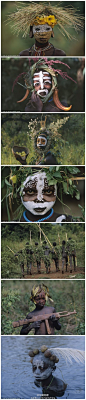 【环球网综合报道】摄影师Thames和Hudson在其新书《自然的时尚：非洲部落的装饰》一书中，记录了非洲遥远的奥莫山谷原始部落人的装饰，记录了20多万原始部落人的生活方式。奥莫山谷部落人的生活基本上未受现代生活的影响，过着最接近自然的安静平和的生活。http://t.cn/zYDiKI8（分享自 @华夏地理）