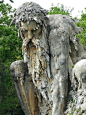 意大利雕刻家詹波隆那（Giambologna）在1500 年代末期雕刻的一座35英尺高的半人半山雕像Appennino。 ​​​​