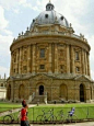 修道院风格配合精美的建筑的牛津大学，如同建筑仙境。