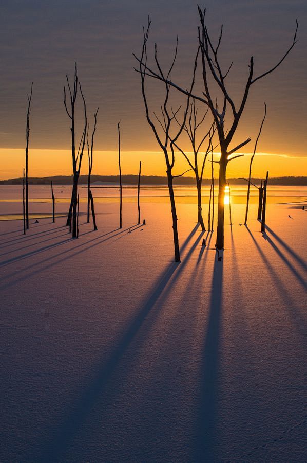 太阳升起了冻结湖在马纳斯水库在美国新泽西...