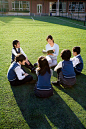 教育,教,庭院,小学生,指导教师_gic4248661_小学生在草地上围着老师学习_创意图片_Getty Images China