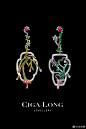 @CigaLong_Jewelry 高级定制艺术珠宝。“东方花园《梅兰竹菊》”—竹兰不对称园林耳环。红宝石、祖母绿、和田白玉、钻石、珐琅彩、珍珠等多宝材质。竹叶摇曳，雨露滴落；另一边则是蝴蝶戏幽兰。木色珐琅打造出红木桌架的质感，不对称手磨和田白玉外框打造出苏州园林窗格的造型…