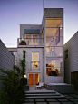700_charlie-barnett-tall-modern-house-at-night.jpg (700×932)