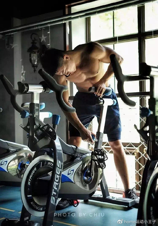 荷尔蒙爆棚的肌肉男健身写真，强壮体型展现...