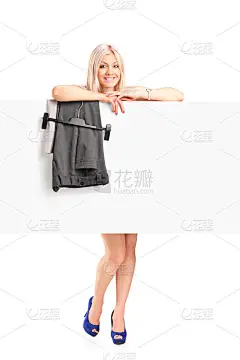 裸体女商人在展板后面摆姿势