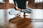 Man doing yoga in studio_创意图片