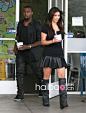 金·卡戴珊 (Kim Kardashian) 穿纪梵希 (Givenchy) 黑色高筒靴出街，霸气有范儿还是放大身材缺陷？