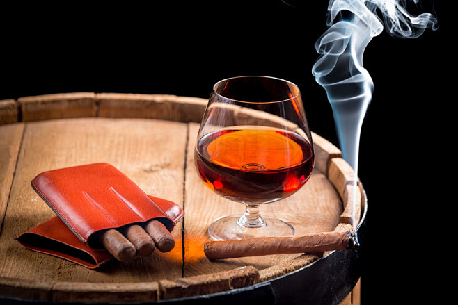 威士忌酒与雪茄特写高清图片