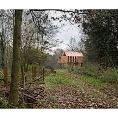 位于英国Kent州的林地公园内，这栋外表面充满手绘图案的小木屋，在这个极其安静的生态环境中，在人与动物之间起到了重要的作用。#采集大赛#