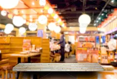 空的岩石架子展示与居酒屋日本餐厅的背景