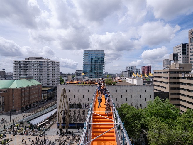 鹿特丹屋顶步道：30米高的橙色地毯让公众...
