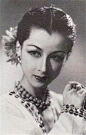 据日媒报道，日本殿堂级演员八千草薰去世，享年88岁。宝冢一代名角，昭和当家花旦，晚年依然活跃在荧幕上的慈祥奶奶...一路走好 ​​​​