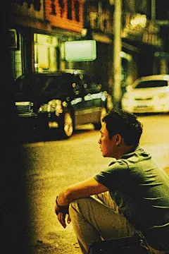 一组《隐秘的角落》官方发布的剧照。

胶片质感里能品出每一个角色的特质，手机壁纸有了。 ​​​​