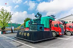 在安徽霍山“最美酒厂”，有美女在做这个传统手艺 : 在“新中国第一坝”佛子岭水库的下游，有一家被上海大世界吉尼斯总部认定为“最美酒厂”的酒厂。这次我们参观该酒厂，感受古老酿酒工艺——踩曲。 该酒厂糟枋村是在老糟枋村遗址上，复原了历史上迎驾糟枋酿酒的场所、
