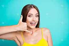 打电话给我!肖像nice开朗愉快积极吸引可爱甜美温柔直发女孩，显示姿态像电话，孤立在绿色绿松石蓝绿色