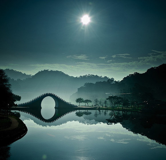 台湾皎洁的月光桥 图片来源： 築