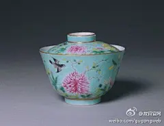 【绿地粉彩花鸟纹盖碗】清光绪，通高8.8cm，口径11cm，足径4.4cm。此碗是在翠绿色地上用紫、黄、草绿、深绿色描绘花纹，十分别致。图案与光绪元年（1875年）和二年（1876年）生产的大雅斋款瓷器图案风格相近，或为同一时期的产品。更多详情请见http://t.cn/apUFY3