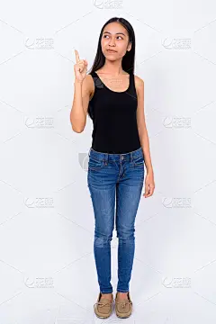 年轻的亚洲妇女站在白色背景下的肖像