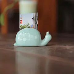 【陶瓷影青名片夹】手工陶瓷烧制的卡片座，淡淡的色彩与光润的外表，彰显含蓄的品位；无论是可爱的蜗牛还是吉祥的如意，那份内敛的美都如此惹人喜爱。￥48