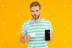 移动银行。在线购买。购物打折。特别优惠价。网上名片申请。现代的手机。英俊整洁的男子为博客创造内容。网