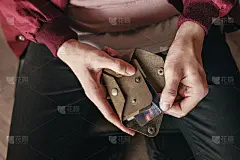 男子从一个持卡人手里拿出折扣卡