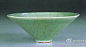 宋龙泉窑《翠青敞口茶盏》高:5.2cm 口径:13.2cm 。敞口，器壁斜高，圈足浅而小，底心微凸起。全器除底足外，均施青釉，器面满布浅褐色及白色开片纹，口沿釉薄处显灰白胎色，外口沿及器心积釉较厚，呈湖绿色。胎骨坚薄，足底涂褐色护胎汁，未及处露灰白胎。为典型宋代点茶茶盏。