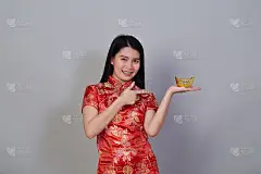 新年快乐。描绘穿着中式服装的年轻漂亮的亚洲女子