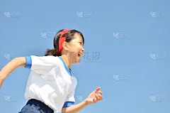 青空で走る女の子（体操服）