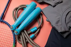 跳绳球拍运动健身器材摄影图