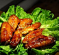 酱香鸡翅】将鸡翅与料酒混合后加烤肉酱拌匀，腌制30分钟；将烤盘铺上锡纸，腌制好的鸡翅排入烤盘中，酱油与蜂蜜1：1的比例拌匀刷在鸡翅表面；将鸡翅250度烤5分钟后涂刷蜂蜜酱油，撒上炒香的孜然、白芝麻，再150度加烤10分钟即可。