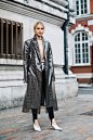 其中包括图片：Street style: the best looks spotted on the streets during London Fashion Week