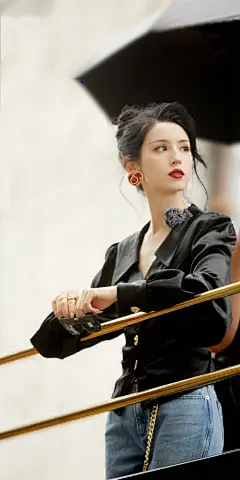 哈妮克孜酷感写真壁纸：烈焰红唇搭配黑衣牛仔，化身复古摩登女郎 ​​​​