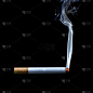 在黑色背景上抽烟