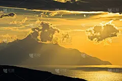 阿陀斯山附近的希腊爱琴海海岸