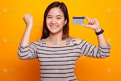 年轻的亚洲妇女拳头泵与空白卡。