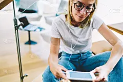 裁剪的图像有吸引力的正面女性的人戴着时尚的眼镜看在线视频内容使用智能手机和4G互联网。可爱快乐的女人