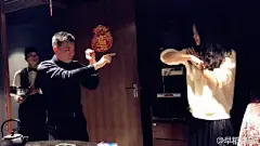 早稻是谁？竟然是最有名的美女漫画家，周星驰都找她画画 : 画画对她而言， 不只是一种乐趣， 更是一种修行。 早稻-野獸 短短2个月， 画集重印四次。 或许你不知道她是谁， 但你一定看过她的作品。 周星驰的《美人鱼》请她画海报 《大圣归来》国际版， 也出自她之手。 保守估计