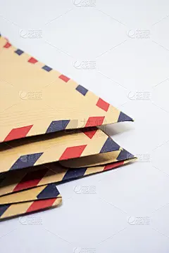 求职用的棕色蓝红色条纹信封