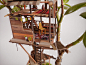 【花盆中的树屋】沃尔滋最近的系列作品名为“小地方”，他在肉质植物和仙人掌植物中精心打造了小型树屋，他利用各种零碎的材料来制作小型虚幻建筑物。去年，在建造了第一个树屋之后，又陆陆续续做了25个，包括隐秘森林中的小型瞭望塔，安静的树梢冥想台、大型的繁华风车和大气的水车。