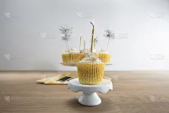 用杯子蛋糕来庆祝生日