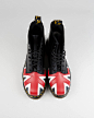 Dr. Martens 8 Eyelet 1460 Boot 是该品牌经典收藏系列中的一枚。靴面有霸气的红，白，蓝英联邦国旗。
