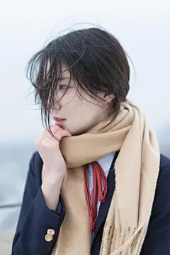 课间就十分钟还要压堂就剩下两分钟的冬天 在打铃之前赶紧冲出教学楼抓一把雪 然后在郑文睿进屋之前迅速的塞到她脖子里 两个人就可以笑上一节课 好久没有这种酣畅的快乐了 好像离这种简单的快乐越来越远了 学校里堆了好多的小雪人儿 而我剪了好长的头发 度过一个好长的冬天 - 雨罙_ - 图虫