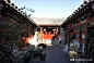 【京派建筑】 对称分布、如意吉祥  京派建筑的美，在于它历经700多年演变而来的四合院，院落宽绰疏朗，四面房屋独立，大到皇宫王府，小到平民住宅，每一处雕饰，每一笔彩绘，都是北方文化的无价之宝。中国北方建筑以京派建筑最为典型，而京派建筑里最典型的，便是北京的四合院了。历史上在老北京四九城里，曾有千余条胡同，京城内的民居四合院就散布在条条的胡同里。四合院的选址、装修、雕饰、彩绘，处处体现着源远流长的民俗民风和传统文化，表现特定历史条件下人们，对幸福、美好、富裕、吉祥的追求。除四合院外，宫殿建筑也是京派建筑的代
