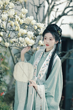 樱花桃肉丸采集到服饰拍摄参考