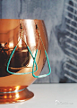 DIY三角形铜线耳环手工制作教程图解  普通的铜线在首饰制作爱好者的手里也能制作出别致、独特的三角形铜线耳环，使用薄荷色的绣花线缠绕在铜线耳环上，漂亮、大方。  #手工#