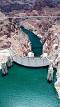 七大工程奇迹之一胡佛水坝(Hoover Dam)是美国综合开发科罗拉多河(Colorado)水资源的一项关键性工程，位于内华达州和亚利桑那州交界之处的黑峡(Black Canyon)，具有防洪、灌溉、发电、航运、供水等综合效益