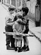 Meeting around a baguette - France, 1950 #正太#