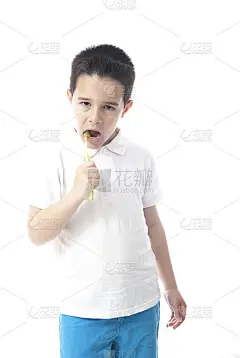 小孩的牙刷是黄色的