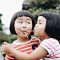 其中包括图片：不一樣的Instagram萌小孩：來自日本的雙胞胎姊妹，用搞怪行徑征服你的心 - A Day Magazine