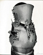 #甲胄# 
       竞技用甲胄，1490年到1495年产自意大利，仅包括头盔和胸甲部分，是当时流行的竞技运动“马上长枪比武”的专用护具。这种护具重量极大，而且严重限制了使用者的视野和活动范围，不过同时也能够提供最大限度的安全防护。
       此外，这套甲胄中的头盔俗称“蛙嘴盔”（Frog-mouth Helm） ​​​​...展开全文c